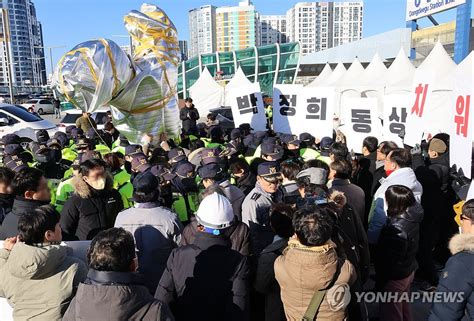 박정희 동상 두고 대치하는 시민단체 연합뉴스