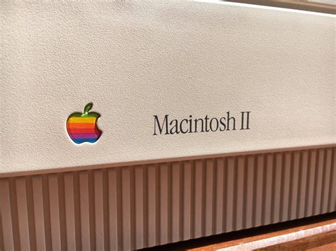 Macintosh II – Never trust a computer you can't lift!