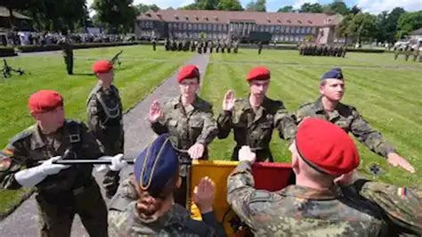 Bundeswehr Rekruten In Delmenhorst Legen Eid Ab Deutschland Head Topics