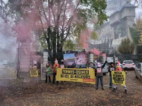 Chamb Ry Des Militants De Greenpeace Manifestent Contre Les Fermes