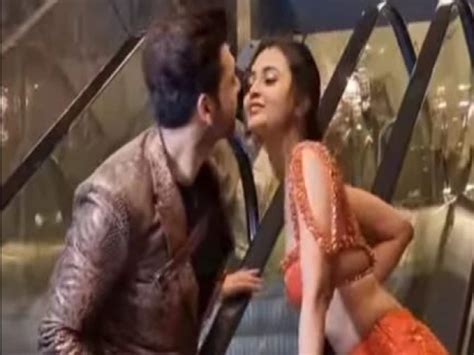 Karan Kundrra Tejasswi Prakash New Kiss On Elevator Video Viral