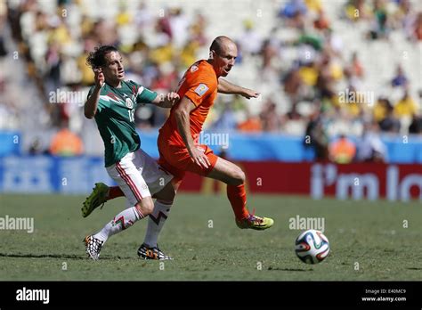 L R Andres Guardado MEX Arjen Robben NED 29 Juni 2014