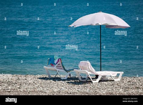 Sombrilla de playa arena mar verano caliente fotografías e imágenes de