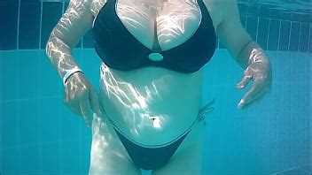 La caliente y tetona GILF MariaOld en bikini mostrando su coño afeitado