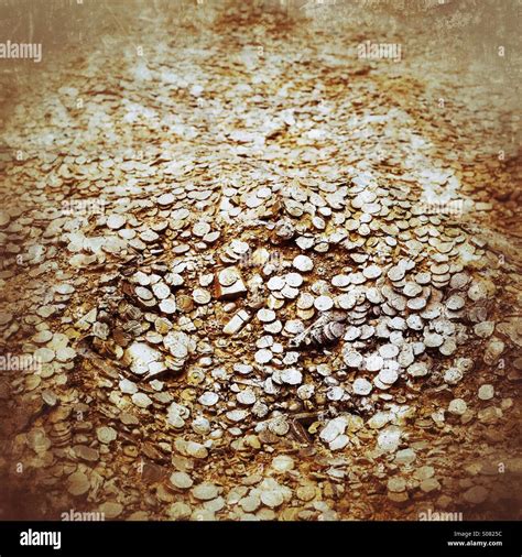 Huge pile of gold background texture Stock Photo - Alamy