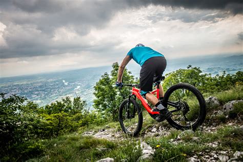 엔 듀로 모든 산 E 자전거 라이더아드레날린 Mtb 트레일 도시 위에 산악 자전거 자전거에 대한 스톡 사진 및 기타 이미지