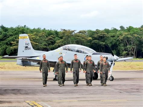 Una nueva generación de pilotos militares de la Fuerza Aérea Colombiana