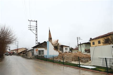 Malatya da depremde ağır hasar gören cami ve minaresi yıkıldı