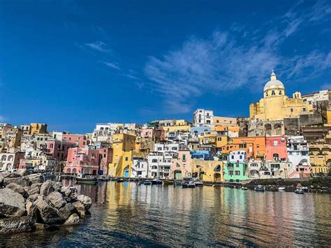 Visit Procida, the island of a thousand colors