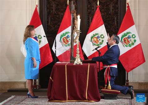 Mandataria peruana toma juramento a abogado Gustavo Adrianzén como