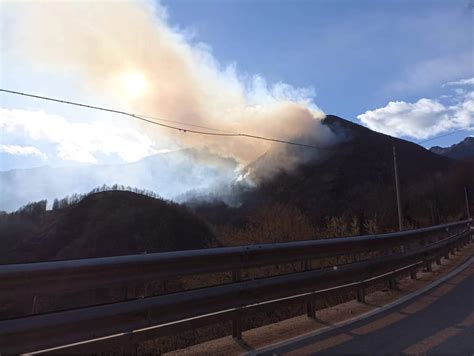 Giornata Campale Per Gli Incendi In Piemonte Bruciano I Boschi Nel