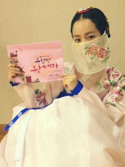 Han Ji Min in Hanbok with Rooftop Prince Grand Final Script Selca ...