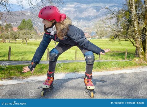 Menina Bonita Do Preteen Em Patins De Rolo Imagem De Stock Imagem De