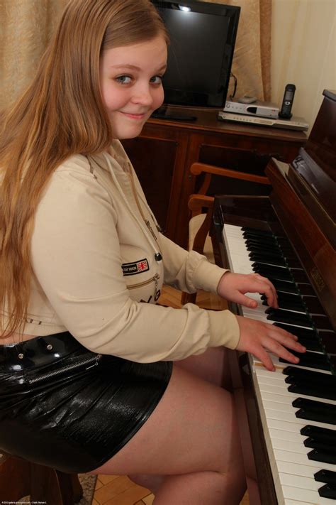 Amateur BBW Yada Getting Naked And Unleashing Her Big Natural Boobs CoedCherry