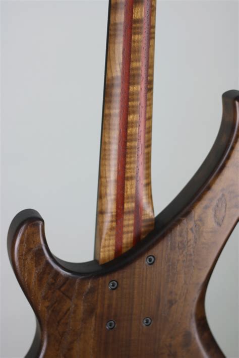 Madari aus der Gitarrenwerkstatt König Guitars