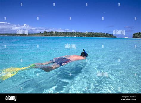 Man Snorkeling In Lagoon Cook Hi Res Stock Photography And Images Alamy