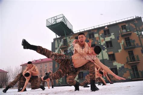 武警天津总队特战大队组织全体官兵进行耐寒训练 人民图片网