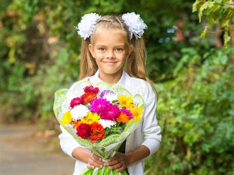 Acima Do Retrato De Uma Menina De Sete Anos Da Escola O Ramalhete