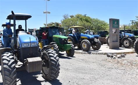 Fotos Productores Bloquean Con Sus Unidades Los Accesos A Pemex En