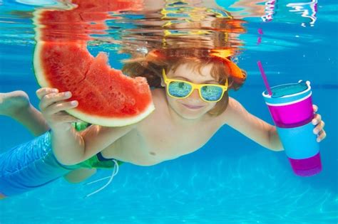 Retrato De Niños De Verano En El Agua De La Piscina Niño Niño Nadar