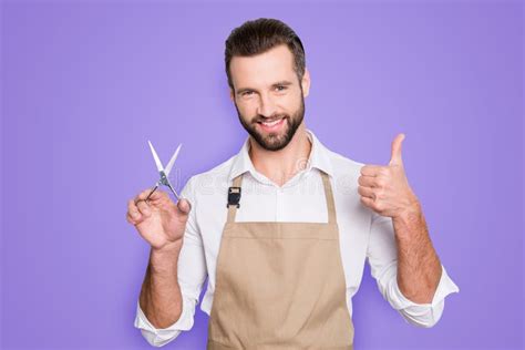 Portret Van Vrolijke Positieve Barber Met Struisvogeltje Met Schaar In