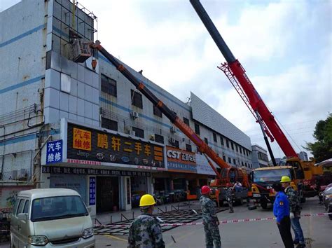 拆除350㎡巨型破损广告牌 宝龙街道消除重大安全隐患