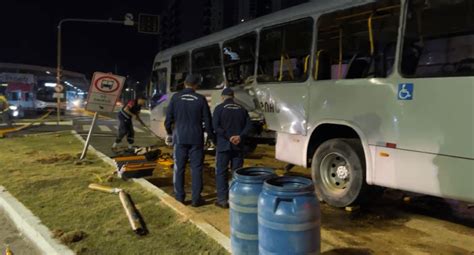 V Deo Veja O Momento Que O Carro Bate Em Nibus De Blumenau V Timas