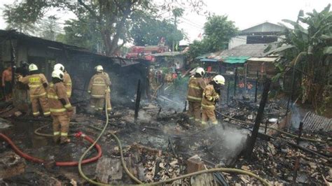 Enam Rumah Semi Permanen Di Cakung Ludes Terbakar Penyebabnya Lagi