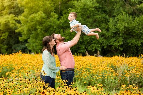 Extended Family Photos in a Flower Field — Jenna Hidinger Photography