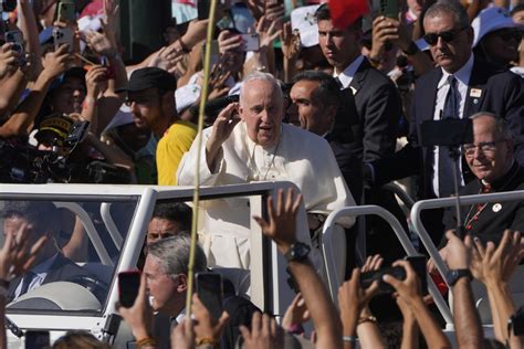 Portugal Le Pape Pr Side Un Chemin De Croix Devant Jeunes