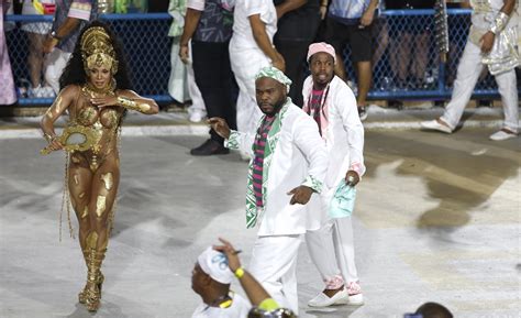 Estandarte De Ouro Evelyn Bastos Rainha E Cria Da Mangueira Ganha O