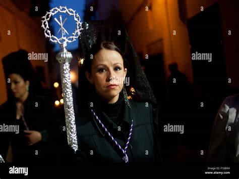 Woman With Crown Of Thorns Hi Res Stock Photography And Images Alamy