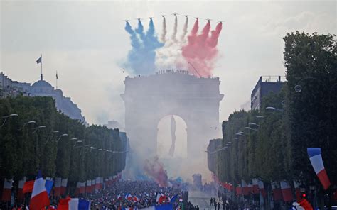 Francia i campioni del Mondo tornano à la maison La festa sugli