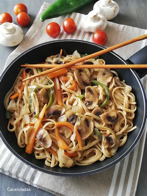 Tallarines Al Estilo Chino Salteados Con Verduras Caceroladas