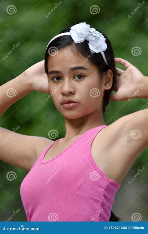 Une Adolescente Philippine Relaxante Photo Stock Image Du Enfance