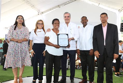 Abinader Entrega M S De T Tulos De Propiedad En Guayabal Azua N