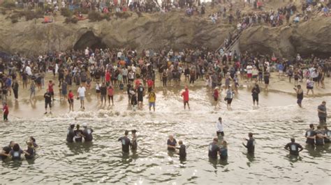 Remarkable Ca Calvary Chapel Celebrates Nearly 1 000 People Baptized On The Beach During