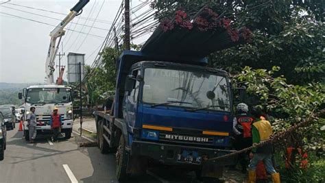 Rem Blong Truk Tabrak Bengkel Dan Tiang Listrik Di Selarong