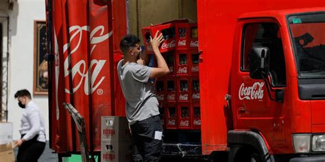 Coca Cola gana 1 669 millones en 2023 un 9 5 más y reparte dividendo