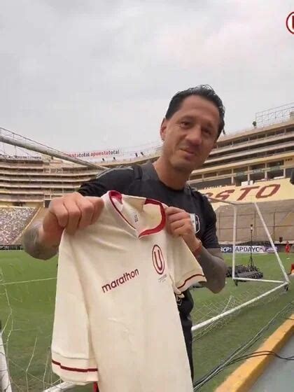 Gianluca Lapadula Recibi Camiseta De Universitario Y Tuvo Sorpresiva