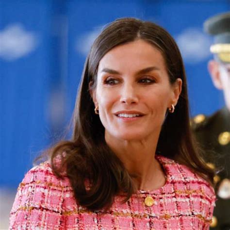 La Reina Letizia Con Vestido De Lunares Hace Un Gui O Inesperado Y