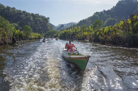 Foto Maulid Perahu Di Wisata Karst Rammang Rammang