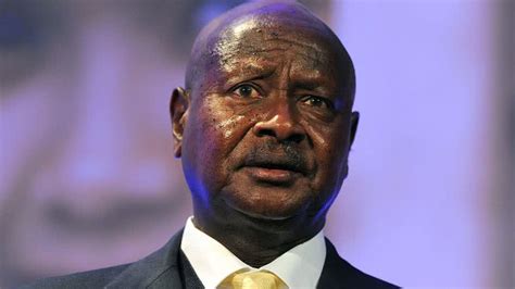 Nova lei anti LGBTQ é rejeitada por presidente da Uganda por não ser