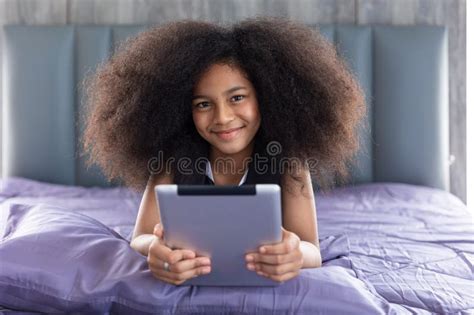 Afro Negro Menina Afro Cabelo Bonito Deitado Na Cama Tablet