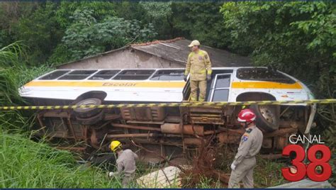 Ônibus escolar tomba em Apucarana e deixa 16 estudantes feridos 38 News