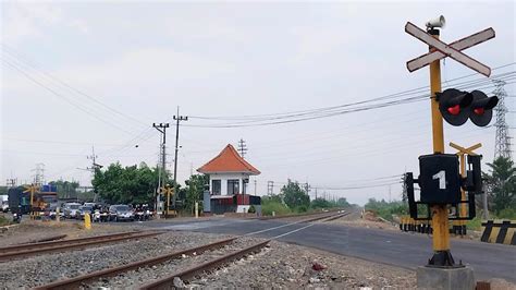 KERETA ELIT DI JALUR SEPUR SALAH Perlintasan KA By Pass Mojokerto