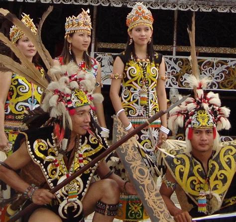 Devina Tiara Senjata Khas Suku Dayak