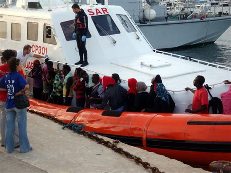 Migranti Raffica Di Sbarchi A Lampedusa Barca Si Capovolge Un Morto