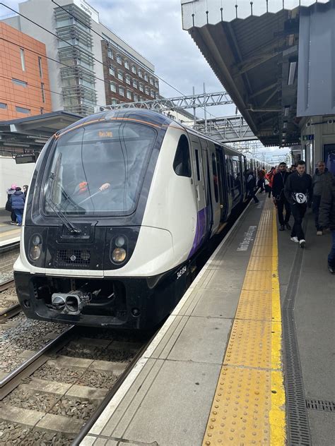 Elizabeth Line Class 345 345 054 Hayes And Harlingto Flickr