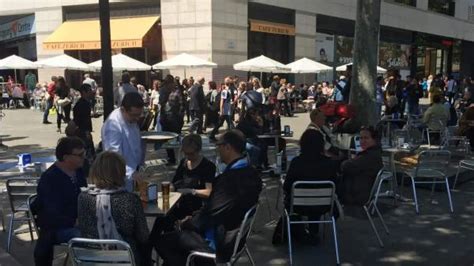 El Café Zúrich de Barcelona ve peligrar el 90 de su terraza por una